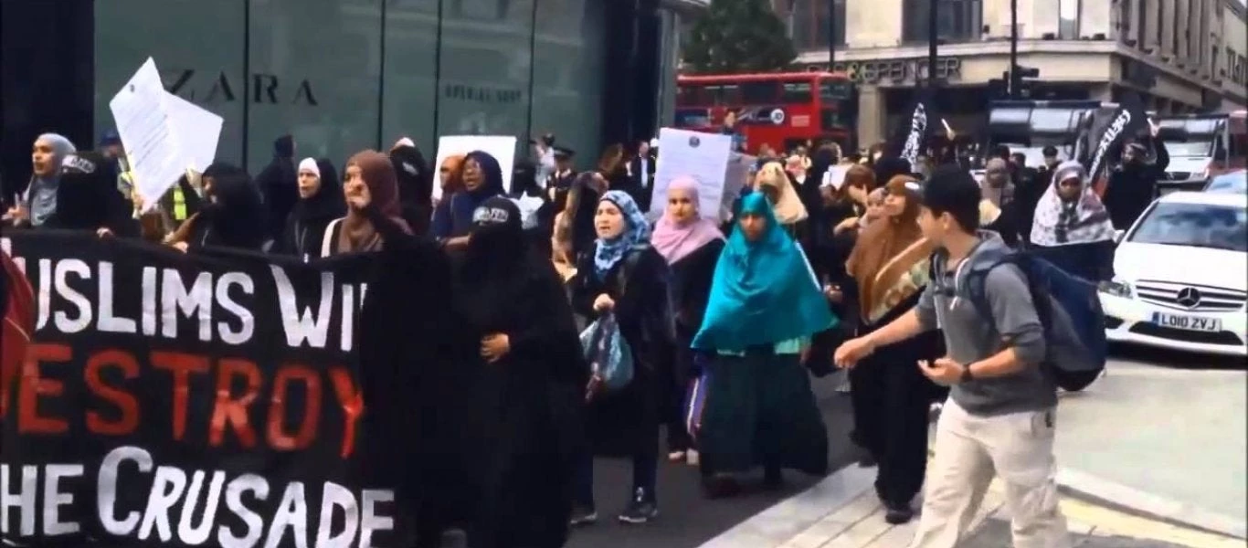 Βρετανίδα διαμαρτύρεται στην Αστυνομία γιατί οι μουσουλμάνοι παρανομούν και συλλαμβάνεται!